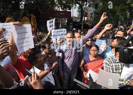 Non esclusiva: 24 novembre 2022, Kolkata, India: I dipendenti del governo dello Stato del Bengala Occidentale protestano al di fuori del tribunale di Banksall contro l'arresto della polizia di 47 pr Foto Stock