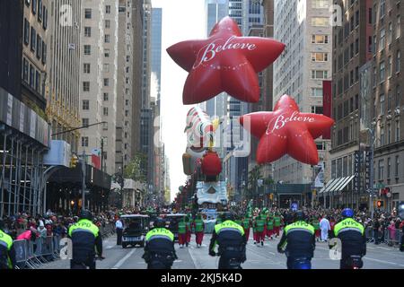 Santa Clause galleggia alla 96th Annual Macy's Thanksgiving Day Parade il 24 novembre 2022 a New York City. Foto Stock