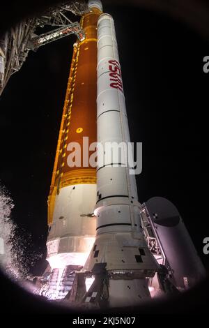 Kennedy Space Center, Stati Uniti d'America. 16 Novembre 2022. Il massiccio razzo solido super pesante booster sul NASA Artemis i Space Launch System che porta la navicella spaziale Orion si accende mentre si prepara per l'esplosione dal pad di lancio 39B al Kennedy Space Center, il 16 novembre 2022, a Cape Canaveral, Florida. Dopo diversi tentativi falliti, il test di volo senza equipaggio è salito al primo test della missione di esplorazione dello spazio profondo. Credit: Chris Coleman e Kevin Davis/NASA/Alamy Live News Foto Stock