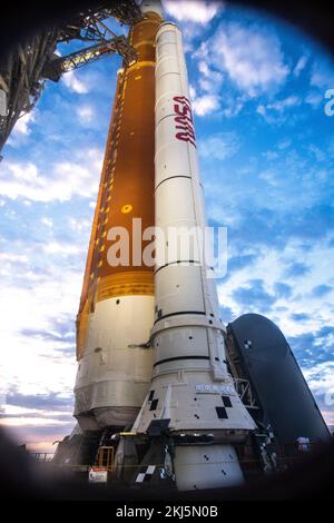 Kennedy Space Center, Stati Uniti d'America. 15 Novembre 2022. Una vista a distanza grandangolare dei massicci booster di razzo solido super pesante che porteranno il sistema spaziale NASA Artemis i e la navicella spaziale Orion in orbita dal piazzale di lancio 39B al Kennedy Space Center, 15 novembre 2022, a Cape Canaveral, Florida. Dopo diversi tentativi falliti, il test di volo senza equipaggio dovrebbe decollare il 16th novembre. Credit: Chris Coleman e Kevin Davis/NASA/Alamy Live News Foto Stock