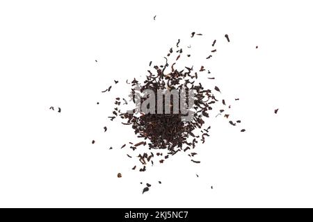 Foglie di tè nero secco pila isolato su sfondo bianco, vista dall'alto Foto Stock