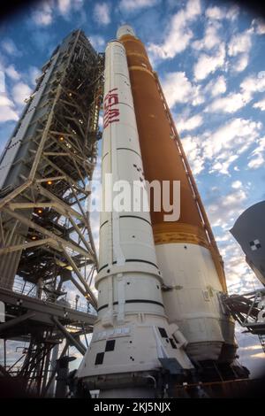 Kennedy Space Center, Stati Uniti d'America. 15 Novembre 2022. Una vista a distanza grandangolare dei massicci booster di razzo solido super pesante che porteranno il sistema spaziale NASA Artemis i e la navicella spaziale Orion in orbita dal piazzale di lancio 39B al Kennedy Space Center, 15 novembre 2022, a Cape Canaveral, Florida. Dopo diversi tentativi falliti, il test di volo senza equipaggio dovrebbe decollare il 16th novembre. Credit: Chris Coleman e Kevin Davis/NASA/Alamy Live News Foto Stock