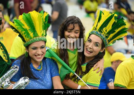 Lusail, Qatar. 24th Nov 2022. Tifosi brasiliani prima della partita tra Brasile e Serbia, valida per la fase di gruppo della Coppa del mondo, che si tiene al Lusail National Stadium di Lusail, Qatar. Credit: Richard Callis/FotoArena/Alamy Live News Foto Stock