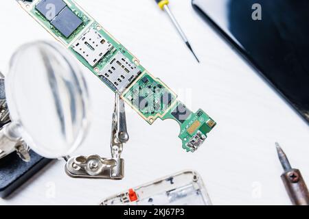 Riparazione della piastra del telefono cellulare. Interno dello smartphone Foto Stock