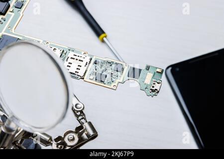 Riparazione della piastra del telefono cellulare. Interno dello smartphone Foto Stock