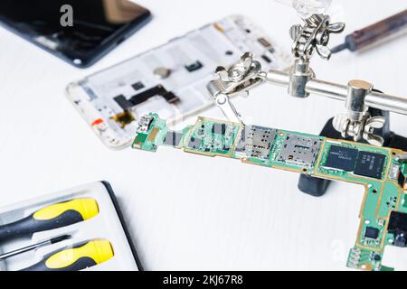 Riparazione della piastra del telefono cellulare. Interno dello smartphone Foto Stock