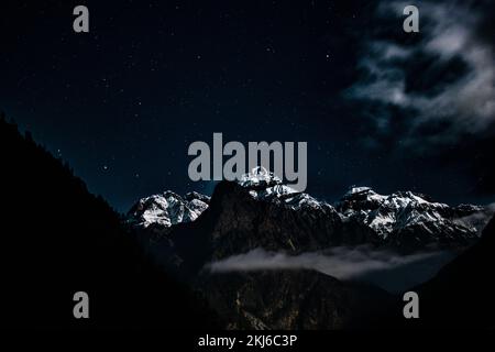 Mt. Shrinaj e Ganesh Himal Range Vista notturna come visto da Deng, Gorkha durante Manaslu Circuit Trek Foto Stock