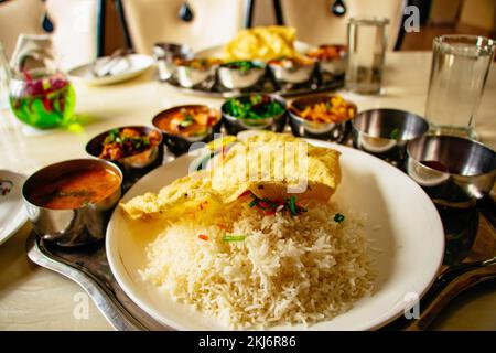 Cena a menu fisso con riso e verdure Nepalese Daal Bhaat Tarkari Foto Stock