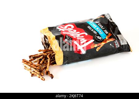 Un pacchetto aperto di Twiglets, realizzato da Jacobs, una filiale di United Biscuits. Foto Stock