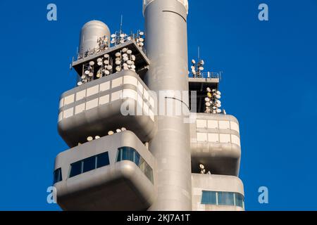 Praga, Repubblica Ceca - 5 settembre 2022: Miminka (Babies) dell'artista David Cerny che striscia sulla torre televisiva Zizkov Foto Stock