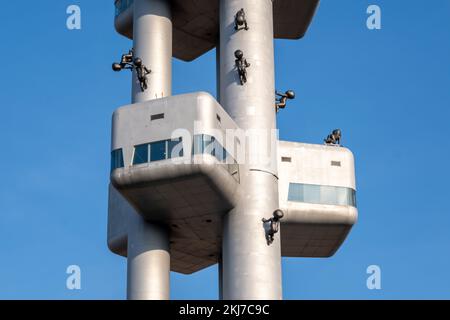 Praga, Repubblica Ceca - 5 settembre 2022: Miminka (Babies) dell'artista David Cerny che striscia sulla torre televisiva Zizkov Foto Stock