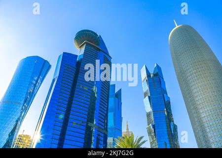 Doha, Qatar - 20 febbraio 2019: Vista dal basso del complesso delle Torri al Fardan e della Torre di Doha, iconiche altissime sale in vetro della West Bay. Grattacieli di Foto Stock