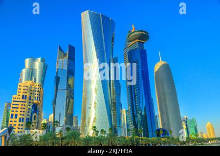 Doha, Qatar - 20 febbraio 2019: Al Fardan Towers Complex e la Doha Tower, iconici alti e in vetro della West Bay. Grattacieli del distretto finanziario in Foto Stock