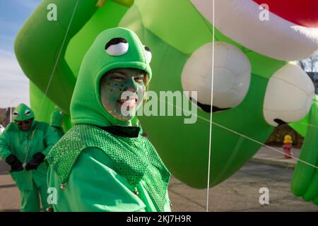 Detroit, Michigan, Stati Uniti. 24th Nov 2022. Un operatore di mongolfiera Kermit The Frog alla sfilata del giorno del Ringraziamento di Detroit, ufficialmente la sfilata americana del Ringraziamento. Credit: Jim West/Alamy Live News Foto Stock
