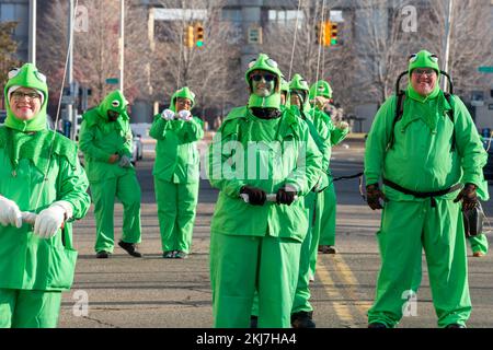 Detroit, Michigan, Stati Uniti. 24th Nov 2022. Kermit The Frog balloon handlers alla sfilata del giorno del Ringraziamento di Detroit, ufficialmente la sfilata americana del Ringraziamento. Credit: Jim West/Alamy Live News Foto Stock
