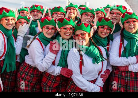 Detroit, Michigan, Stati Uniti. 24th Nov 2022. Gli elfi di Babbo Natale alla sfilata del giorno del Ringraziamento di Detroit, ufficialmente la sfilata americana del Ringraziamento. Credit: Jim West/Alamy Live News Foto Stock