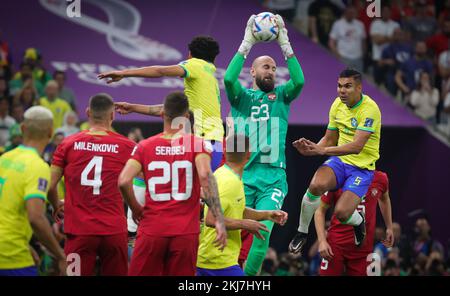 La serba Vanja Milinkovic-Savic e il brasiliano Casemiro combattono per la palla durante una partita di calcio tra Brasile e Serbia, nel Gruppo G della Coppa del mondo FIFA 2022 a Lusail, Stato del Qatar, giovedì 24 novembre 2022. BELGA PHOTO VIRGINIE LEFOUR Credit: Agenzia Notizie Belga/Alamy Live News Foto Stock