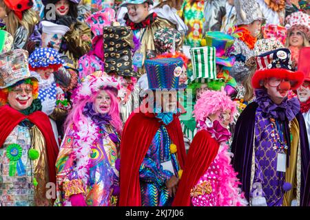 Detroit, Michigan, Stati Uniti. 24th Nov 2022. I clown posano per una foto prima della sfilata del giorno del Ringraziamento di Detroit, ufficialmente la sfilata americana del Ringraziamento. Credit: Jim West/Alamy Live News Foto Stock