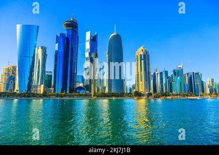 Doha, Qatar - 20 Febbraio 2019: Qatar International Exhibition Centre, Torre di Doha, Salam Tower, World Trade Centre e a Doha Bank Tower, iconico Foto Stock