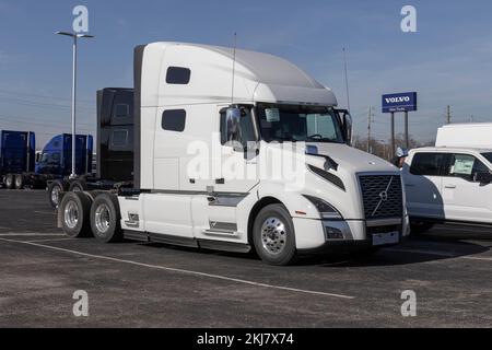 Indianapolis - circa Novembre 2022: Volvo semi Tractor Trailer Big Rig Truck mostra presso una concessionaria. Volvo Trucks è uno dei più grandi costruttori di veicoli industriali Foto Stock