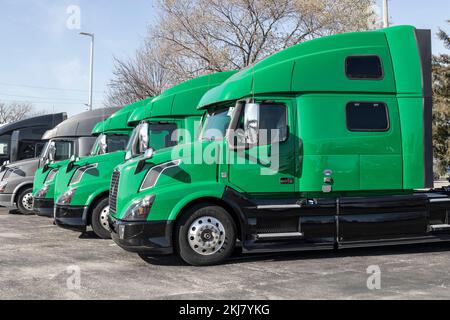 Indianapolis - circa Novembre 2022: Volvo semi Tractor Trailer Big Rig Truck mostra presso una concessionaria. Volvo Trucks è uno dei più grandi costruttori di veicoli industriali Foto Stock