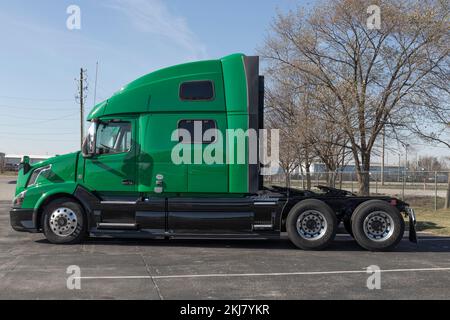 Indianapolis - circa Novembre 2022: Volvo semi Tractor Trailer Big Rig Truck mostra presso una concessionaria. Volvo Trucks è uno dei più grandi costruttori di veicoli industriali Foto Stock