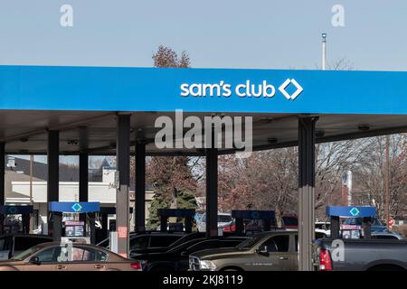 Lafayette - circa novembre 2022: Sam's Club Warehouse. Sam's Club è una catena di negozi di proprietà esclusiva di Walmart. Foto Stock