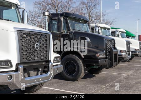 Indianapolis - circa Novembre 2022: Volvo Trucks VHD 300 assale posteriore dritto-camion display. Volvo Trucks è uno dei maggiori produttori di veicoli industriali. Foto Stock