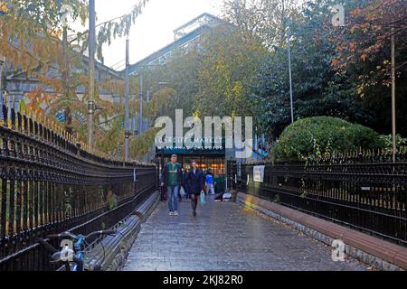 Coppia uscita Cardiff Market, ingresso posteriore da Hayes. Passerella attraverso il cimitero. Preso il 2022 novembre. Inverno / autunno. Foto Stock