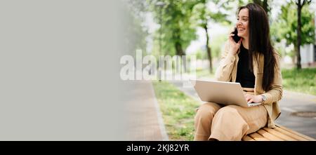 Donna durante il lavoro a distanza nel banner del parco Foto Stock