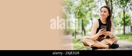 Donna durante il lavoro a distanza nel banner del parco Foto Stock