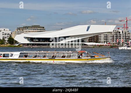Amsterdam, Paesi Bassi - 2022 agosto: Battello turistico sul fiume che attraversa Amsterdam. Sullo sfondo è il Eye Film Museum. Foto Stock