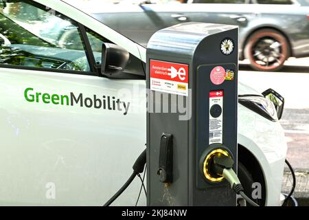 Amsterdam, Paesi Bassi - Agosto 2022: L'auto elettrica viene caricata in una stazione di ricarica vicino al centro della città Foto Stock