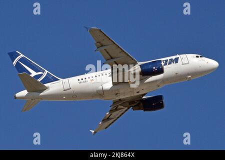 Germania, Baviera, Monaco: YR-ASA Airbus A.318-111 (c/n 2931) di Tarom all'aeroporto Franz Josef Strauss di Monaco. Foto Stock