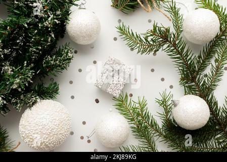 Tritacarne e pepe intero in paletta di legno su tavolo di legno. Foto Stock