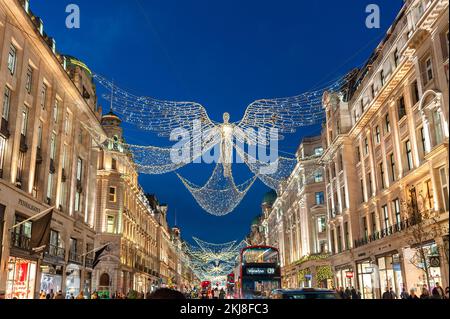 Londra, Inghilterra, Regno Unito - 23 novembre 2022: Decorazioni natalizie all'aperto con figure di angelo e luci sulla strada, nella città di Londra, Regents Str Foto Stock