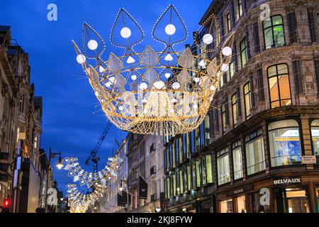 Londra, Regno Unito. 24th Nov 2022. Le luci di Natale di quest'anno a Bond Street, la famosa via dello shopping di Mayfair, sono a tema reale e presentano corone, maree e gioielli, illuminando la strada e deliziando gli amanti dello shopping natalizio. Credit: Imageplotter/Alamy Live News Foto Stock