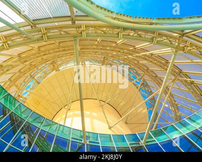 Doha, Qatar - 21 febbraio 2019: Vista dal basso dell'hotel di lusso interno The Torch, conosciuto anche come Aspire Tower, costruito per ospitare la fiamma dei Giochi Asiatici del 2006 Foto Stock