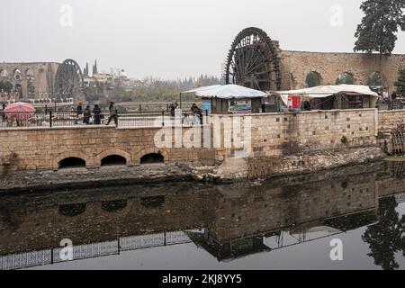 Legno gigante waterwheels aka Norias, sul fiume Oronte, Hama, Siria Foto Stock