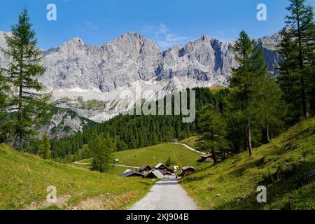 Un bel villaggio alpino Neustatt Alm o valle Neustatt ai piedi del monte Dachstein nelle Alpi austriache (Steiermark, Schladming-Dachstein) Foto Stock