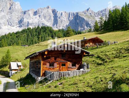 Un bel villaggio alpino Neustatt Alm o valle Neustatt ai piedi del monte Dachstein nelle Alpi austriache (Steiermark, Schladming-Dachstein) Foto Stock