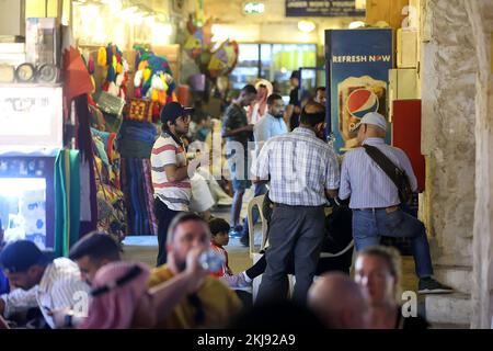 Tifosi di calcio provenienti da tutto il mondo possono essere visti lungo il mercato Souq Waqif di Doha, Qatar, il 24 novembre 2022. Foto: Goran Stanzl/PIXSELL Credit: Pixsell agenzia foto e video/Alamy Live News Foto Stock