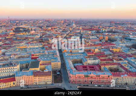 Paesaggio urbano di San Pietroburgo. Veduta aerea della parte meridionale della città dal centro, la Cattedrale della Trinità. Luce del tramonto serale Foto Stock
