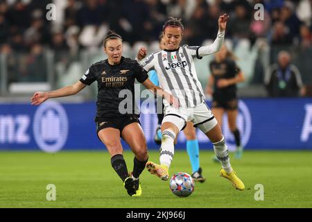 Torino, 24th novembre 2022. Barbara Bonansea della Juventus sfida Katie McCabe dell'Arsenale durante la partita della UEFA Womens Champions League allo Stadio Juventus di Torino. Il credito per le immagini dovrebbe essere: Jonathan Moskrop / Sportimage Credit: Sportimage/Alamy Live News Foto Stock