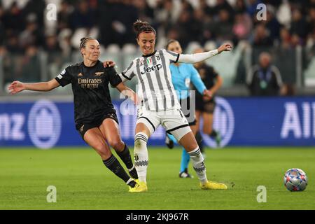 Torino, 24th novembre 2022. Barbara Bonansea della Juventus sfida Katie McCabe dell'Arsenale durante la partita della UEFA Womens Champions League allo Stadio Juventus di Torino. Il credito per le immagini dovrebbe essere: Jonathan Moskrop / Sportimage Credit: Sportimage/Alamy Live News Foto Stock