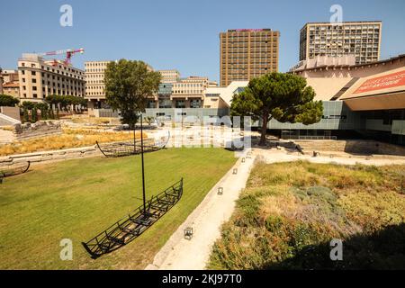 Sito archeologico, del, Jardins des vestiges, parte del, Museo d'Histoire de Marseille,Museo storico di Marsiglia,Marsiglia,Marsiglia,comune in, Bouches-du-Rhône, la seconda città più grande della Francia,Marsiglia, è la prefettura del francese, dipartimento di, Bouches-du-Rhône, e, capitale, Della regione Provenza-Alpi-Côte Azzurra. Sud della Francia,Francia,francese,seconda città più grande in Francia,agosto,estate,Europa,europea,Port Antique,il Jardin des vestiges è un giardino contenente i resti archeologici del porto antico di Marsiglia, Francia. Foto Stock
