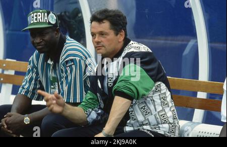 Detroit, Vereinigte Staaten. 24th Nov 2022. firo, archivio 06/25/1994 foto, archivio foto, archivio foto calcio, Calcio, COPPA DEL MONDO 1994 Stati Uniti fase di gruppo, gruppo D Argentina - Nigeria 2:1 Clemens Westerhof, mezza figura, allenatore, allenatore nazionale, da, Nigeria Credit: dpa/Alamy Live News Foto Stock