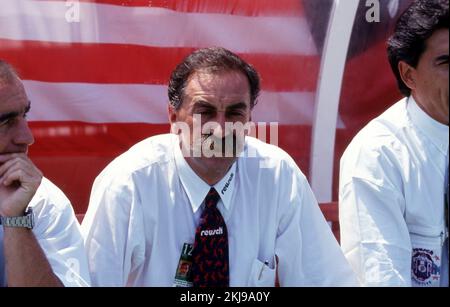 Stati di Vereinigte. 24th Nov 2022. firo, archivio 17.06.1994 foto, archivio foto, archivio, archivio foto calcio, Calcio, COPPA DEL MONDO 1994 USA gruppo C, gruppo fase Germania - Bolivia 1:0 Azkargorta, mezza figura, allenatore, allenatore nazionale, da, Bolivia Credit: dpa/Alamy Live News Foto Stock