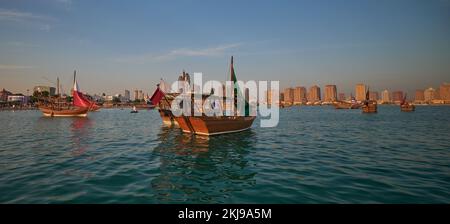 Katara12th tradizionale dhow festival a Doha Qatar pomeriggio girato con dhows nel golfo arabo con bandiere di paesi della FIFA Word Cup 2022 Foto Stock