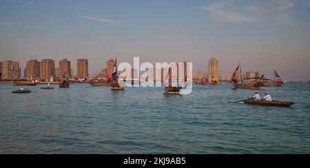 Katara12th tradizionale dhow festival a Doha Qatar pomeriggio girato con dhows nel golfo arabo con bandiere di paesi della FIFA Word Cup 2022 Foto Stock